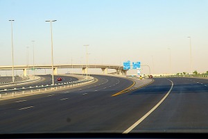 Skati Dubaijas satiksmi, tiltus, rūpnīcas un ceļa zīmes 19