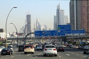 Skati Dubaijas satiksmi, tiltus, rūpnīcas un ceļa zīmes 32