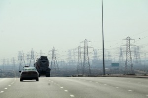 Skati Dubaijas satiksmi, tiltus, rūpnīcas un ceļa zīmes 4