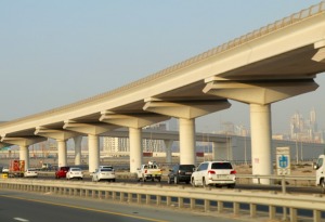 Skati Dubaijas satiksmi, tiltus, rūpnīcas un ceļa zīmes 9