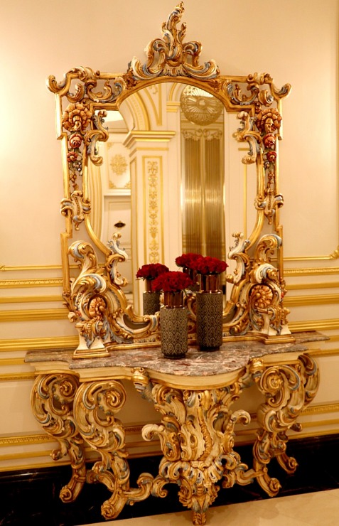 Iepazīstam Dubaijas luksus viesnīcas «Raffles The Palm Dubai» krāšņo un bagātīgo vestibilu 312337