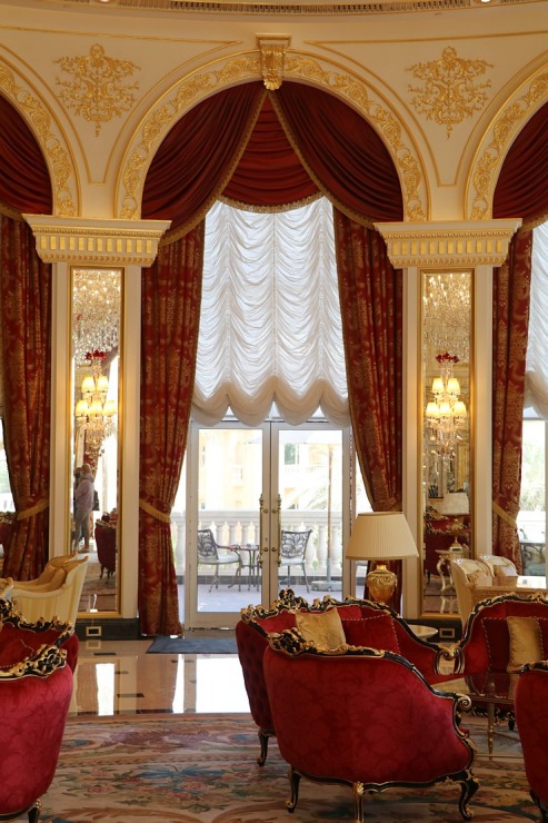 Iepazīstam Dubaijas luksus viesnīcas «Raffles The Palm Dubai» krāšņo un bagātīgo vestibilu 312338