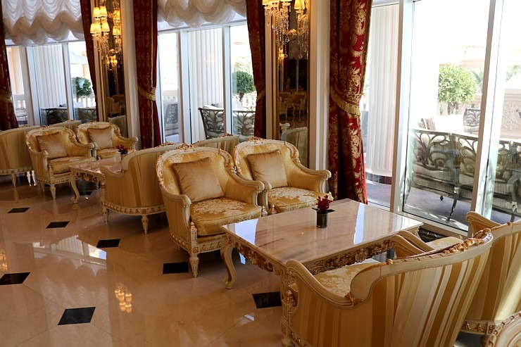 Iepazīstam Dubaijas luksus viesnīcas «Raffles The Palm Dubai» krāšņo un bagātīgo vestibilu 312344