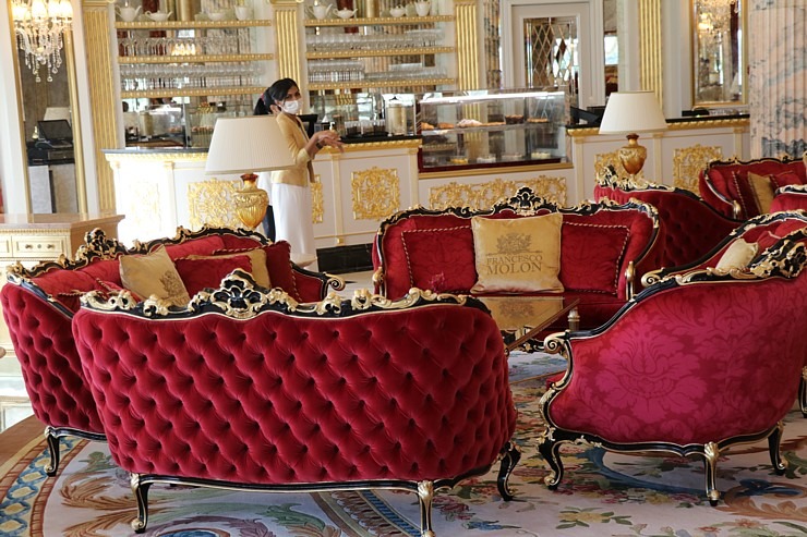 Iepazīstam Dubaijas luksus viesnīcas «Raffles The Palm Dubai» krāšņo un bagātīgo vestibilu 312345