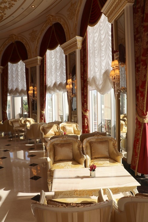 Iepazīstam Dubaijas luksus viesnīcas «Raffles The Palm Dubai» krāšņo un bagātīgo vestibilu 312347