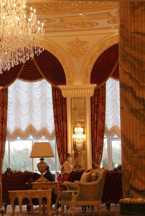 Iepazīstam Dubaijas luksus viesnīcas «Raffles The Palm Dubai» krāšņo un bagātīgo vestibilu 312350