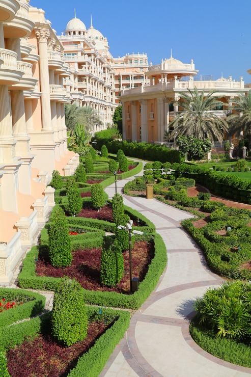 Iepazīstam Dubaijas luksus viesnīcas «Raffles The Palm Dubai» krāšņo un bagātīgo vestibilu 312354