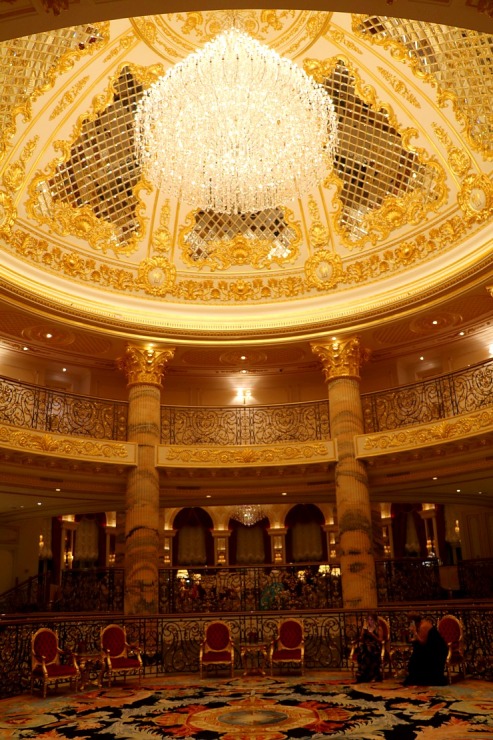 Iepazīstam Dubaijas luksus viesnīcas «Raffles The Palm Dubai» krāšņo un bagātīgo vestibilu 312332
