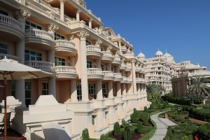 Iepazīstam Dubaijas luksus viesnīcas «Raffles The Palm Dubai» krāšņo un bagātīgo vestibilu 1