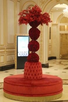 Iepazīstam Dubaijas luksus viesnīcas «Raffles The Palm Dubai» krāšņo un bagātīgo vestibilu 16