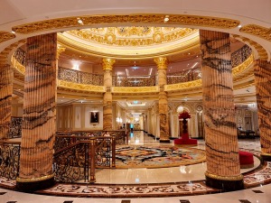 Iepazīstam Dubaijas luksus viesnīcas «Raffles The Palm Dubai» krāšņo un bagātīgo vestibilu 2