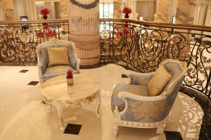 Iepazīstam Dubaijas luksus viesnīcas «Raffles The Palm Dubai» krāšņo un bagātīgo vestibilu 24