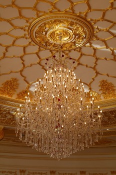 Iepazīstam Dubaijas luksus viesnīcas «Raffles The Palm Dubai» krāšņo un bagātīgo vestibilu 9