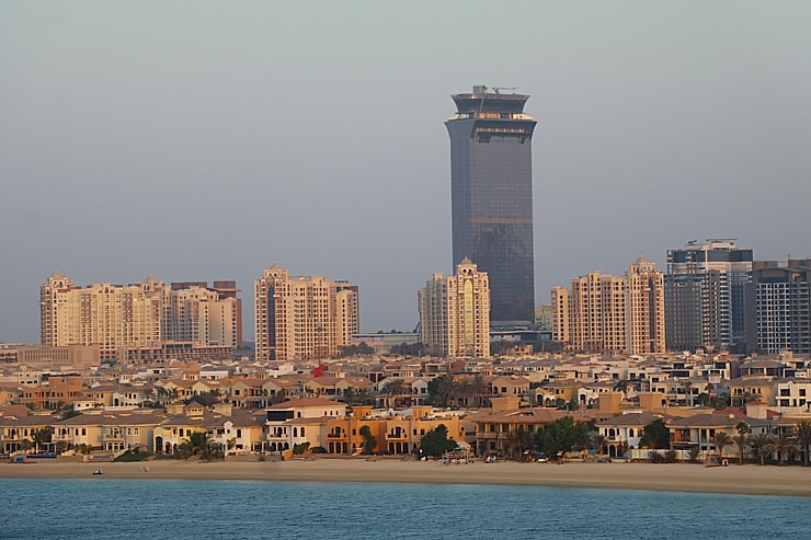 Iepazīstam Dubaijas luksus viesnīcas «Raffles The Palm Dubai» terases restorānu 312383