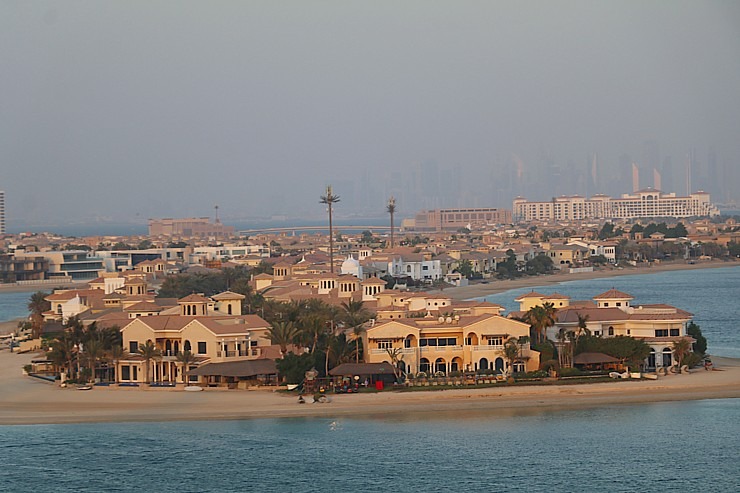 Iepazīstam Dubaijas luksus viesnīcas «Raffles The Palm Dubai» terases restorānu 312384