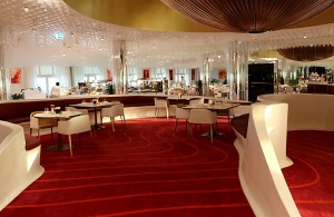 Iepazīstam Dubaijas luksus viesnīcas «Raffles The Palm Dubai» terases restorānu 2