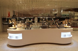 Iepazīstam Dubaijas luksus viesnīcas «Raffles The Palm Dubai» terases restorānu 4