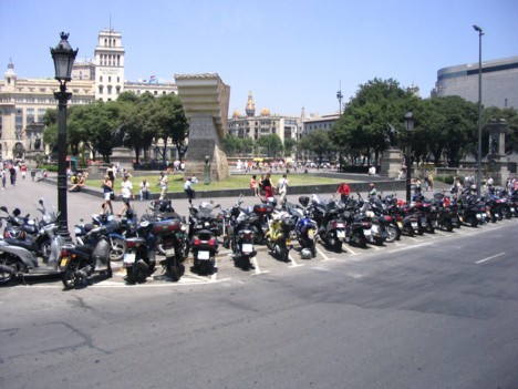Populārākais Barselonas iedzīvotāju transporta veids – motorollers 16732