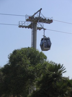 Pilsētas ainavu var baudīt no gaisa tramvaja 16742
