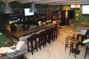 Travelnews.lv apmeklē jauno Rīgas virtuvi un bāru «The Office» Stabu ielā 3