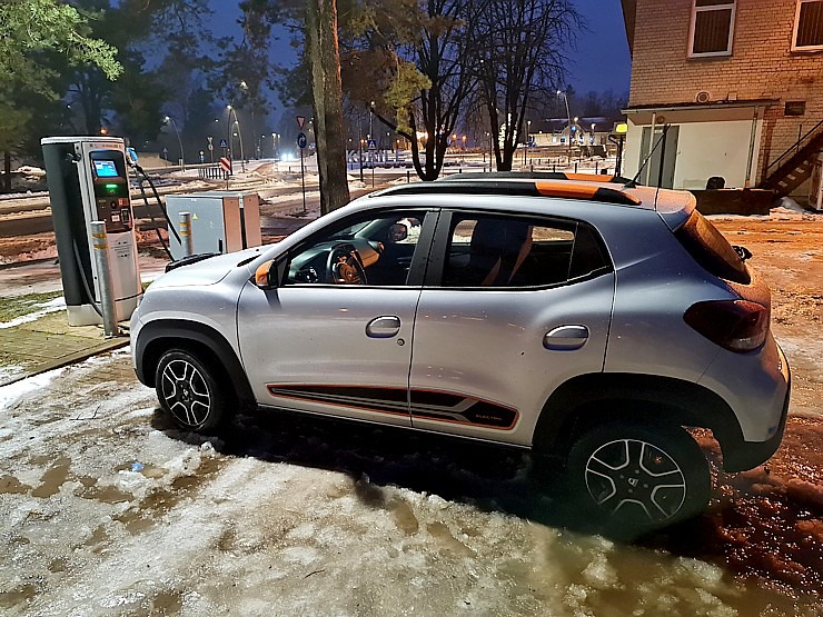 Travelnews.lv ceļo ar lētāko elektrisko vāģi «Dacia Spring» 313655