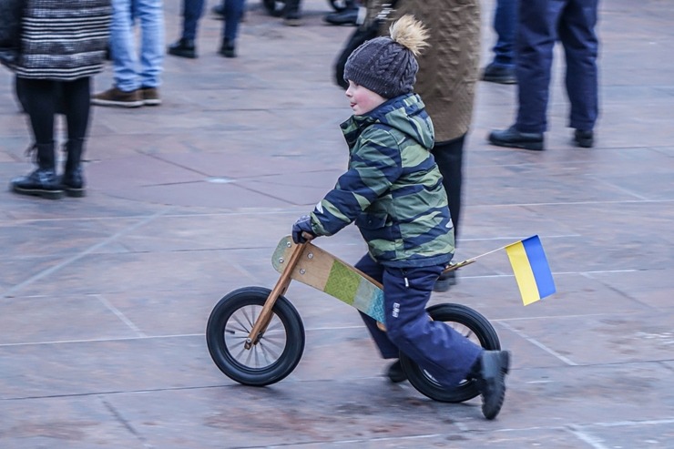 Ventspils Lielajā laukumā norisinās atbalsta mītiņš Ukrainai. Foto: Oskars Jūra 314584