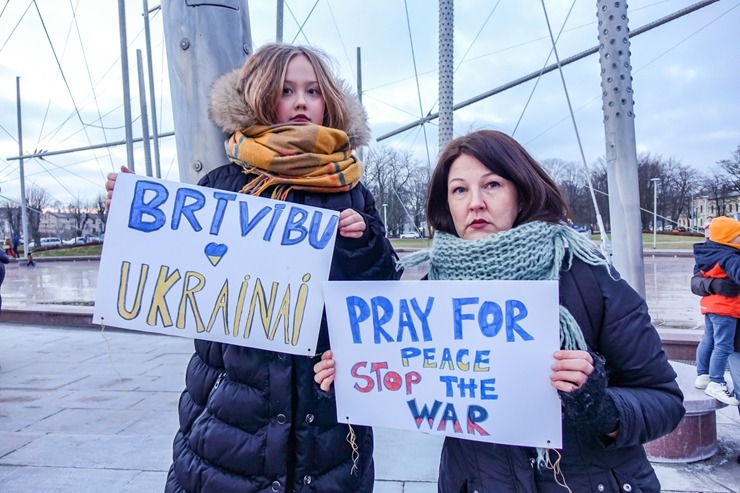 Ventspils Lielajā laukumā norisinās atbalsta mītiņš Ukrainai. Foto: Oskars Jūra 314585