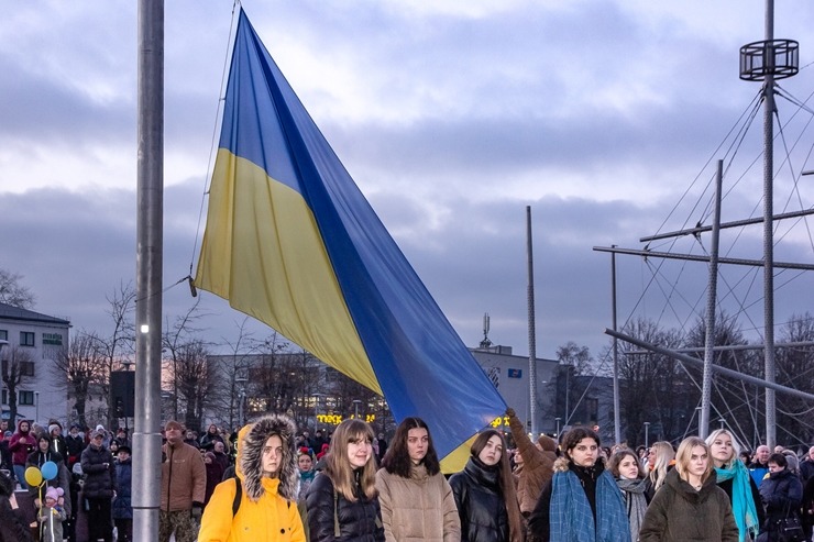 Ventspils Lielajā laukumā norisinās atbalsta mītiņš Ukrainai. Foto: Oskars Jūra 314587