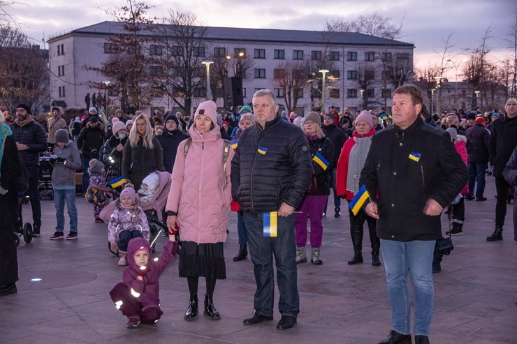 Ventspils Lielajā laukumā norisinās atbalsta mītiņš Ukrainai. Foto: Oskars Jūra 314598