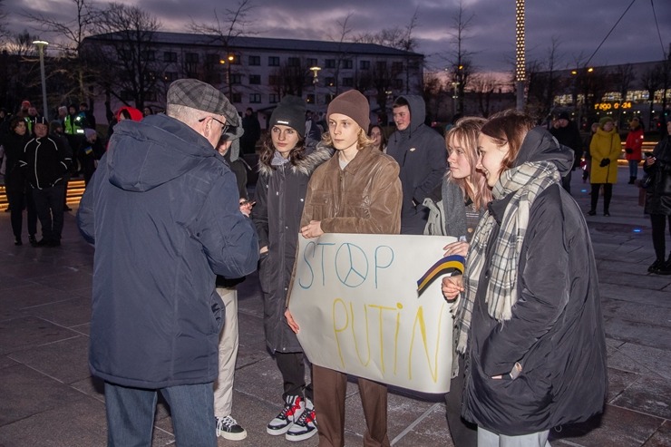 Ventspils Lielajā laukumā norisinās atbalsta mītiņš Ukrainai. Foto: Oskars Jūra 314599