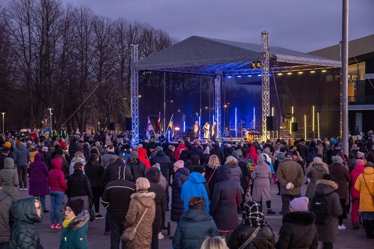 Ventspils Lielajā laukumā norisinās atbalsta mītiņš Ukrainai. Foto: Oskars Jūra 314601