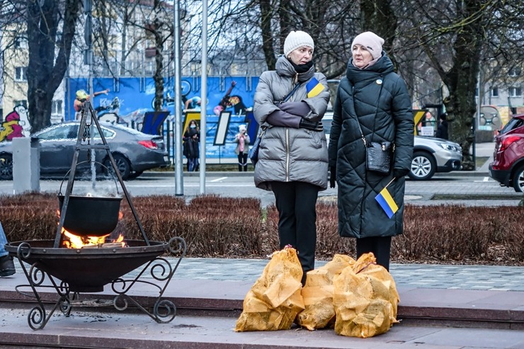 Ventspils Lielajā laukumā norisinās atbalsta mītiņš Ukrainai. Foto: Oskars Jūra 314571