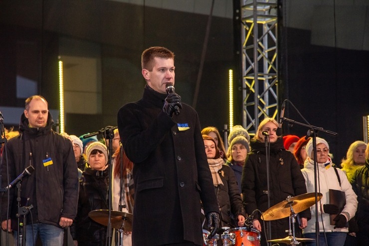 Ventspils Lielajā laukumā norisinās atbalsta mītiņš Ukrainai. Foto: Oskars Jūra 314576