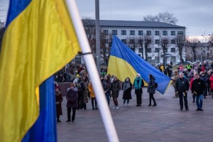 Ventspils Lielajā laukumā norisinās atbalsta mītiņš Ukrainai. Foto: Oskars Jūra 1