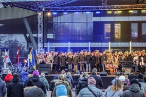 Ventspils Lielajā laukumā norisinās atbalsta mītiņš Ukrainai. Foto: Oskars Jūra 12