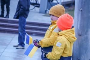 Ventspils Lielajā laukumā norisinās atbalsta mītiņš Ukrainai. Foto: Oskars Jūra 13