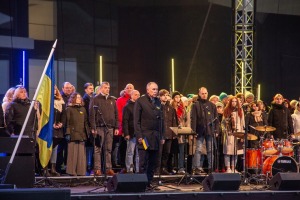 Ventspils Lielajā laukumā norisinās atbalsta mītiņš Ukrainai. Foto: Oskars Jūra 15