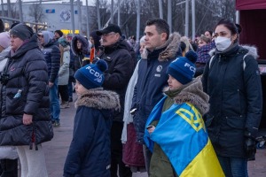 Ventspils Lielajā laukumā norisinās atbalsta mītiņš Ukrainai. Foto: Oskars Jūra 16