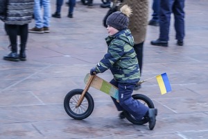 Ventspils Lielajā laukumā norisinās atbalsta mītiņš Ukrainai. Foto: Oskars Jūra 17