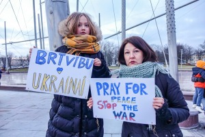 Ventspils Lielajā laukumā norisinās atbalsta mītiņš Ukrainai. Foto: Oskars Jūra 18