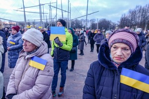 Ventspils Lielajā laukumā norisinās atbalsta mītiņš Ukrainai. Foto: Oskars Jūra 19
