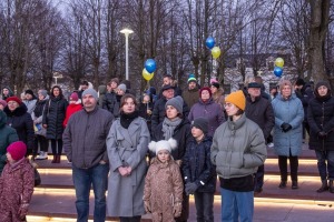 Ventspils Lielajā laukumā norisinās atbalsta mītiņš Ukrainai. Foto: Oskars Jūra 26
