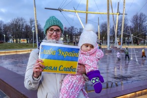 Ventspils Lielajā laukumā norisinās atbalsta mītiņš Ukrainai. Foto: Oskars Jūra 27