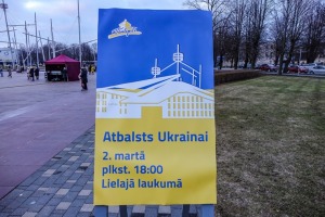 Ventspils Lielajā laukumā norisinās atbalsta mītiņš Ukrainai. Foto: Oskars Jūra 3