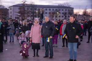 Ventspils Lielajā laukumā norisinās atbalsta mītiņš Ukrainai. Foto: Oskars Jūra 31
