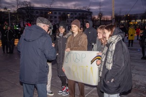 Ventspils Lielajā laukumā norisinās atbalsta mītiņš Ukrainai. Foto: Oskars Jūra 32