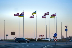 Ventspils Lielajā laukumā norisinās atbalsta mītiņš Ukrainai. Foto: Oskars Jūra 40