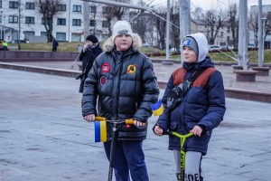 Ventspils Lielajā laukumā norisinās atbalsta mītiņš Ukrainai. Foto: Oskars Jūra 6