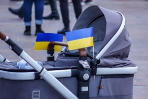 Ventspils Lielajā laukumā norisinās atbalsta mītiņš Ukrainai. Foto: Oskars Jūra 7