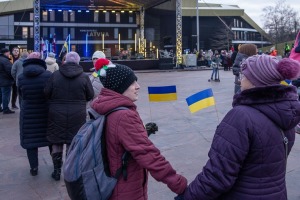 Ventspils Lielajā laukumā norisinās atbalsta mītiņš Ukrainai. Foto: Oskars Jūra 8